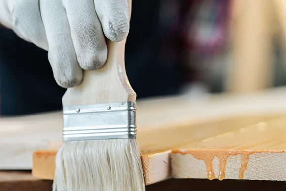 Holz lasieren mit Pinsel